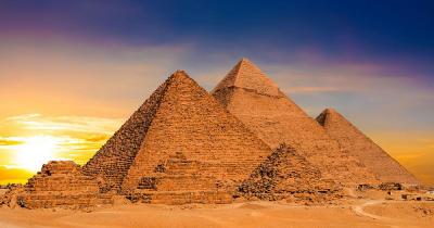 Pyramiden von Gizeh - im Gegenlicht