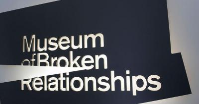 Museum der zerbrochenen Beziehungen - Logo Schild