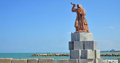 San Benedetto del Tronto - Statue am Strand
