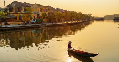 Hoi An / Frau auf Boot bei Sonnenuntergang in Hoi An