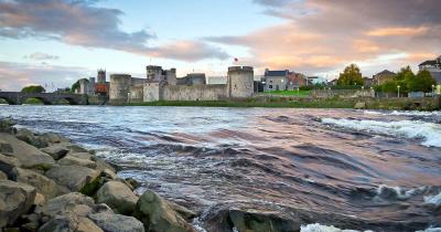 Limerick / King John Castle am Shannon River in Limerick