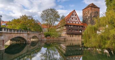 Nürnberg - Der Weinstadel spiegelt sich im Wasser