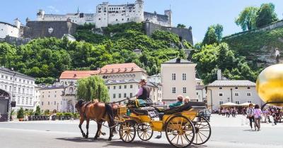 Salzburg - Fiaker vor der Festung Hohensalzburg
