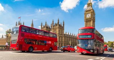 London - Typisch rote Busse vor dem Big Ben 