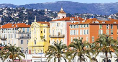 Nizza - Häuserreihe am Hafen von Nizza