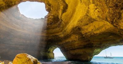 Algarve - Blick in die Benagil Höhlen