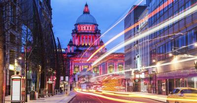 Belfast - Das Rathaus im Abendverkehr