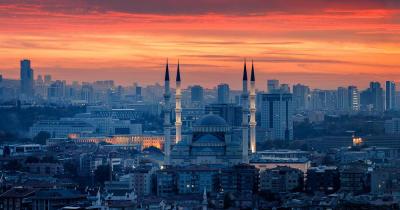 Ankara - Die Kocatepe Moschee im Abendlicht