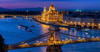 Budapest - Kettenbrücke und Parlament im Abendlicht