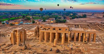 Luxor - Ballonfahrer über den Ruinen
