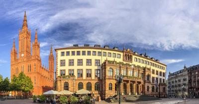 Wiesbaden - Schloßplatz mit Marktkirche