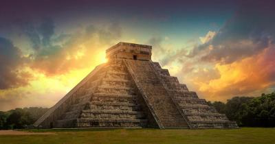 Chichén Itzá - Pyramide im Gegenlicht