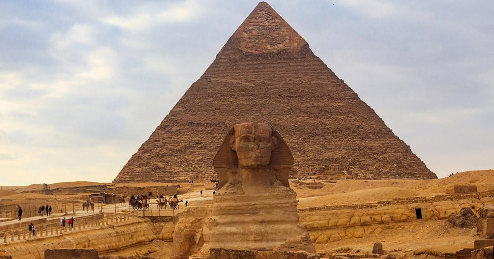 Pyramiden von Gizeh - Sphinx im Vordergrund