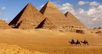 Pyramiden von Gizeh - mit Kamelreiter