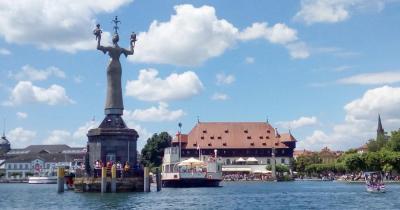 Konstanz - Hafeneinfahrt mit Blick auf die Imperia 