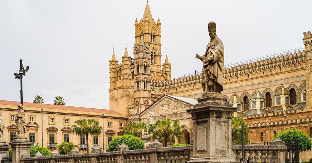 Kathedrale von Palma - Statuen davor