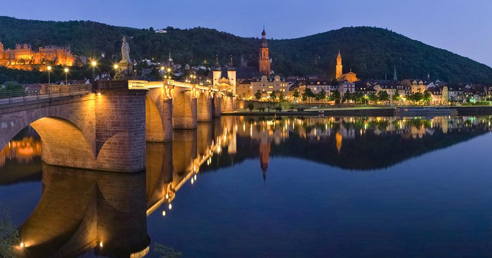 Heidelberg / Heidelberg Altstadt am Abend beleuchtet