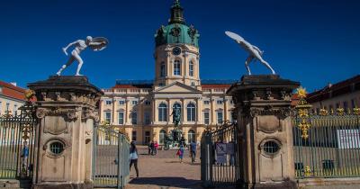 Schloss Charlottenburg - Eingang mit Fassade