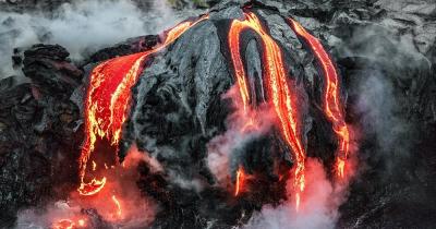 Hawaii-Volcanoes-Nationalpark / Lava fließt in den Ozean