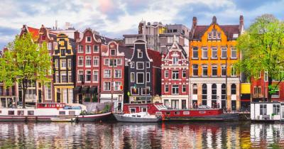 Amsterdam - Blick auf die Häuserfront und die Amstel