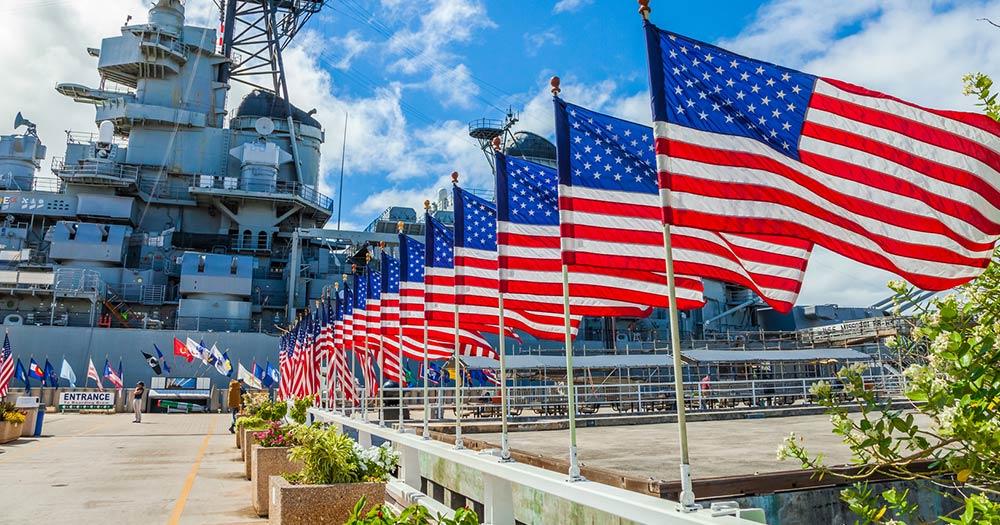 Pearl Harbor / amerikanische Flaggen vor dem Schlachtschiff