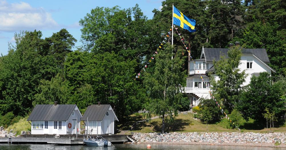 Vänersee - Haus am See mit schwedischer Fahne