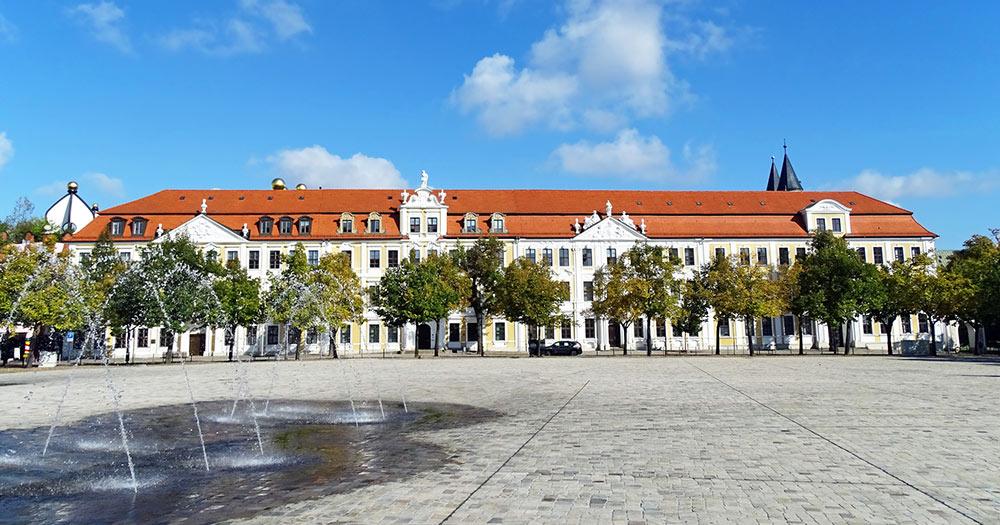 Magdeburg / Domplatz mit historischen Gebäuden des Landtages Sachsen-Anhalt in Magdeburg