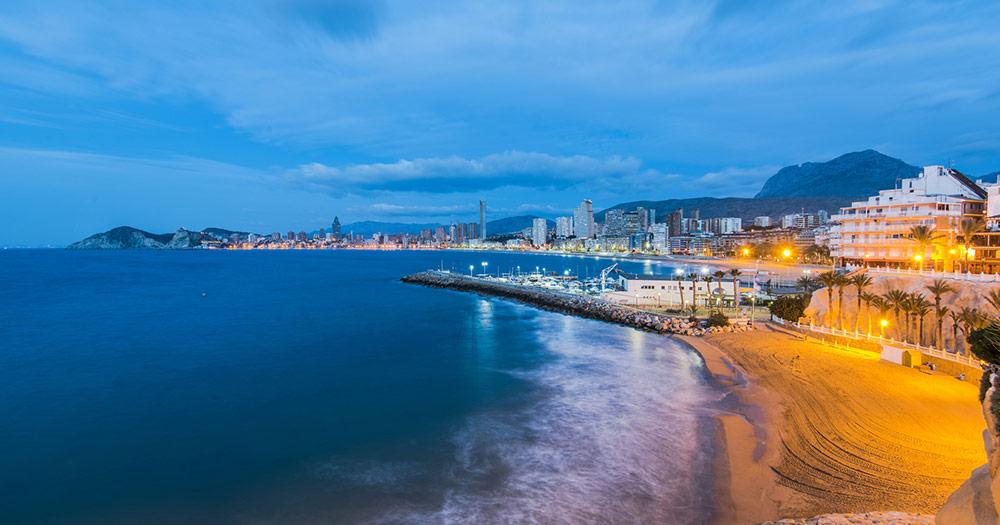 Costa Blanca - Abendliches Panorama von Alicante