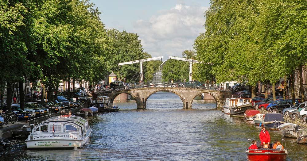 Kanalrundfahrten Amsterdam / Brücke in Amsterdam