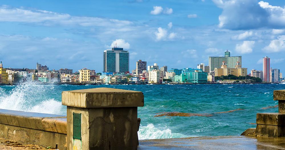 Havanna  - die Skyline von Havanna mit einem turbulenten Meer 