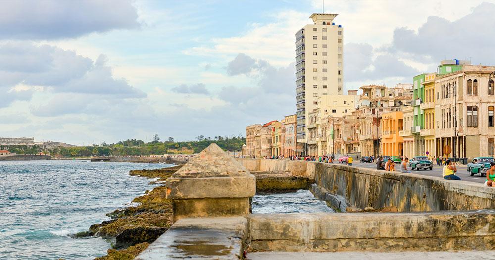 El Malecon - der Malecon in Havanna mit Menschen und Verkehr