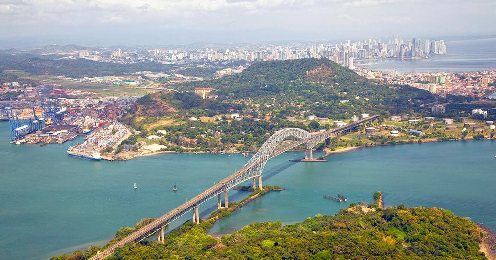 Panama - Luftaufnahme der Amerikabrücke am pazifischen Eingang zum Panamakanal mit Panama-Stadt im Hintergrund