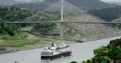 Panamakanal - großes Kreuzfahrtschiff unter Panamas jahrhundertealter Brücke