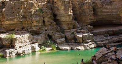 Wadi Shab - Leute schwimmen im Wasser der Wadi Shab Oase