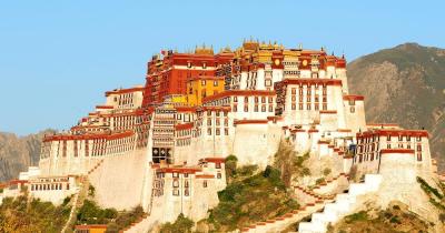 Lhasa - Wahrzeichen des berühmten Potala-Palastes in Lhasa