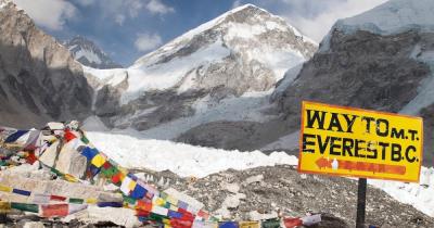Basislager Mount Everest - Fahnen und Schild