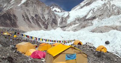 Basislager Mount Everest - Zelte und Berg