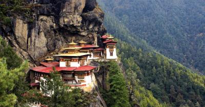 Bhutan - Gebäude auf Berg