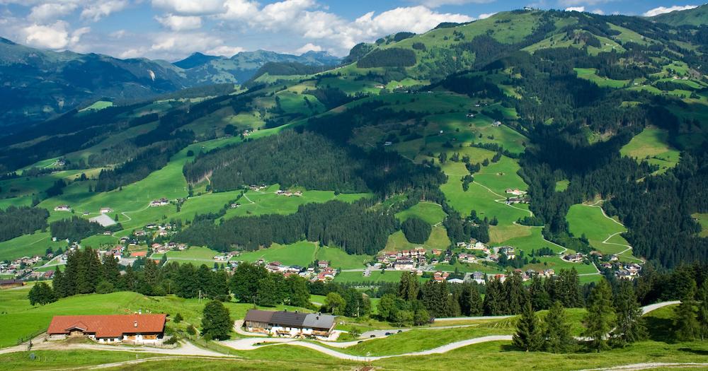 Tirol - mit Blick auf die Berge und Landschaft