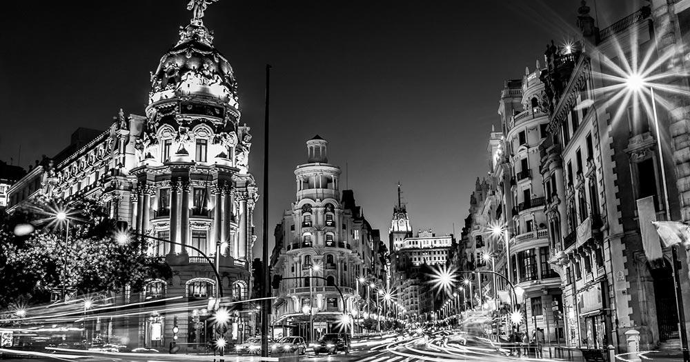 Mit dem Auto durch Spanien - nächtliche Straßen von Madrid