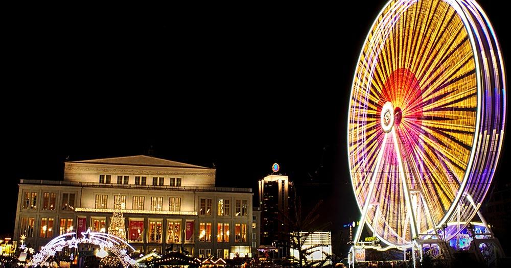 Leipziger Weihnachtsmarkt - Leipziger Opernhaus mit Weihnachtsmarkt