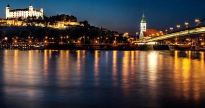 Bratislava - Der abendliche Blick auf die Burg Bratislava