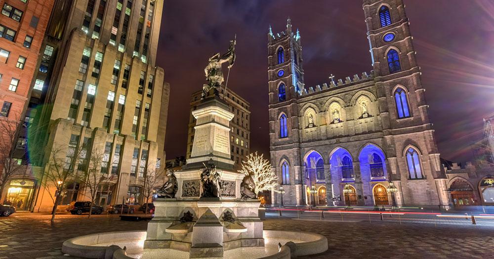 Montreal - Place D'Armes bei Nacht