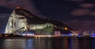 Gibraltar - Der Fels von Gibraltar bei Nacht