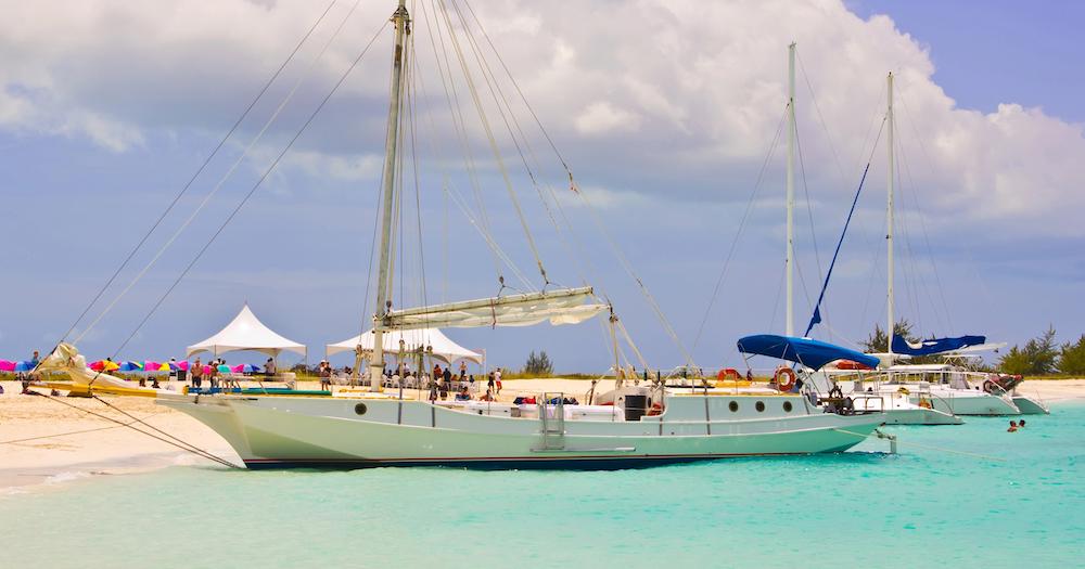 Turks- und Caicosinseln - Segelboote am Strand