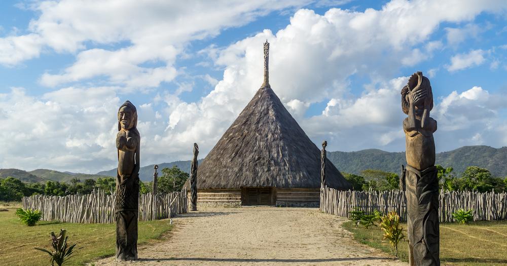 Neukaledonien - typische Kanakhütte mit Totems