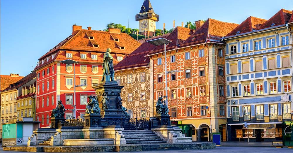 Graz - Hauptplatz mit Uhrturm im Hintergrund