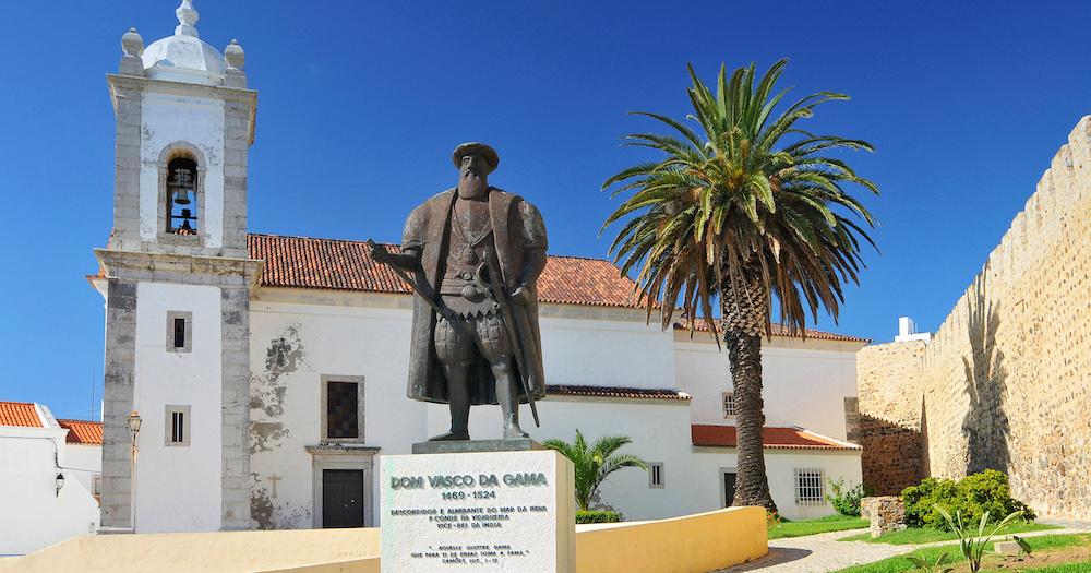 Sines - Kirche und Statue von Vasco da Gama