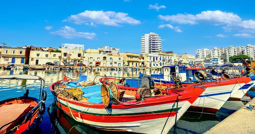 Bizerte - bunte Fischerboote im Hafen