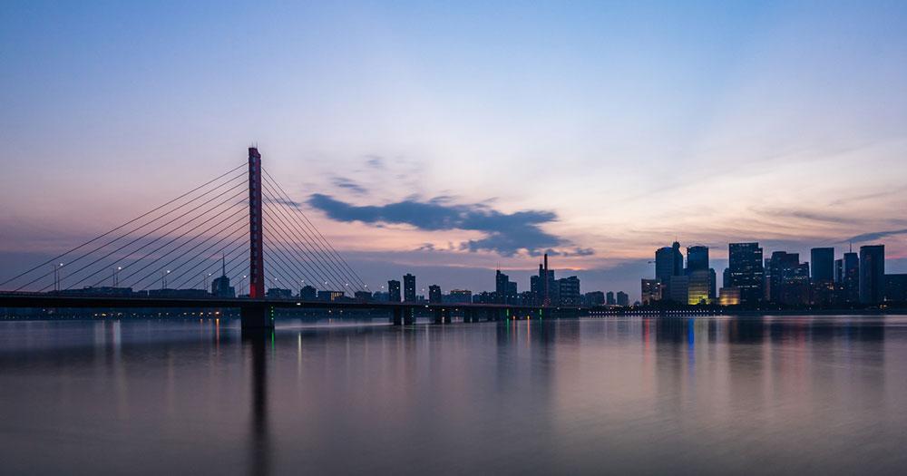 Hangzhou - Abendlicher Brücke mit Skyline